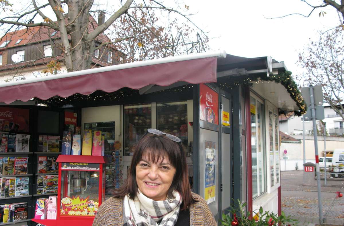 Die Inhaberin Zorica Tadic hat dem Kiosk am Cannstatter Platz eine Sternenkrone und Lichterketten aufgesetzt.