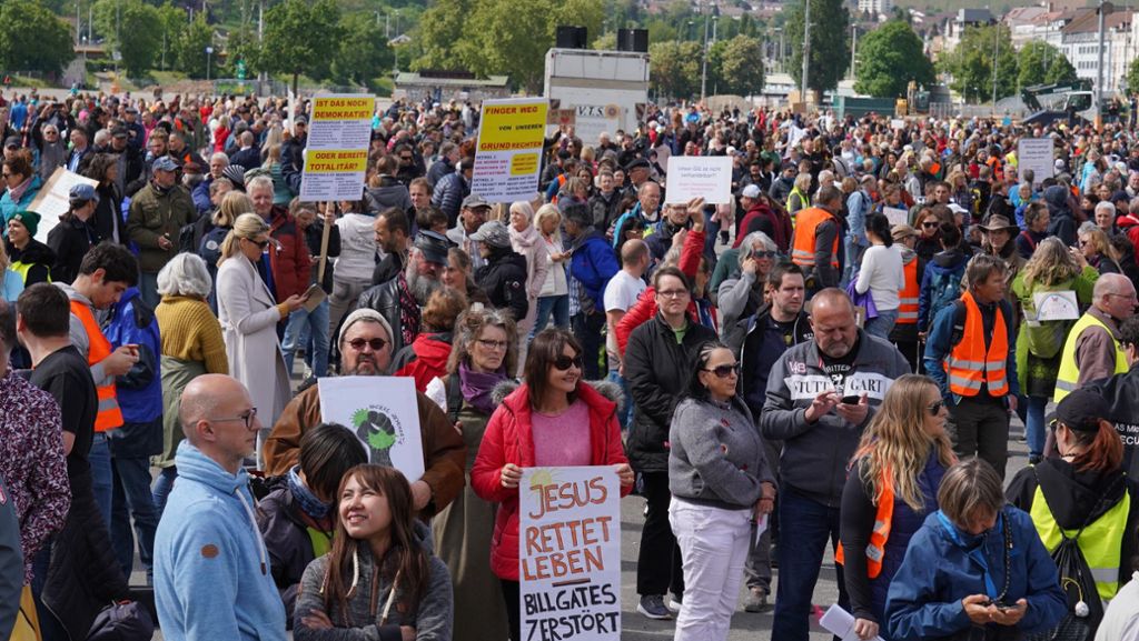 Demo gegen Corona-Regeln in Stuttgart: Teilnehmer fordern raschere Lockerung