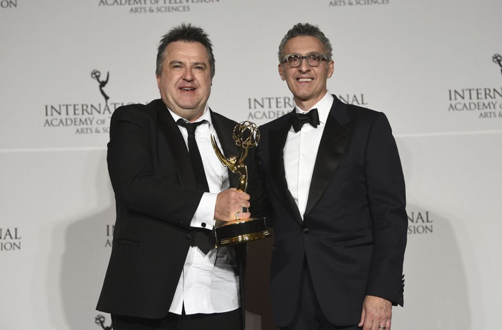 Der australische Produzent Stephen Corvini (l.) freut sich über seinen Emmy in der Kategorie TV-Film/Miniserie für „Safe Harbour“. Schauspieler John Turturro hatte ihm den Preis überreicht.