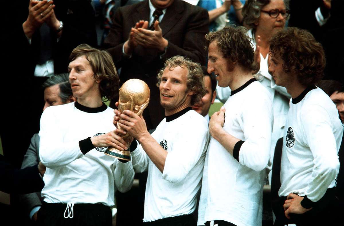 Der wichtigste Sieg gegen Holland führte 1974 zum WM-Titel: Berti Vogts darf den Pokal halten.