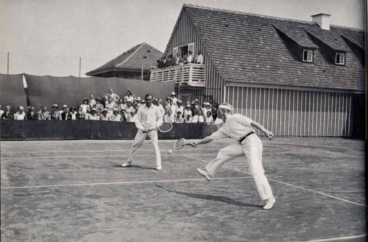 1898 wird in Stuttgart das erste „Internationale Tennisturnier“ ausgetragen. 1914 zieht der Club vom Stöckach auf den Killesberg, es folgt die Umbenennung in TC Weissenhof. Das Bild zeigt das Finale im Jahr 1928 – vor „voll besetzter Tribüne samt Balkon“, wie es im Original-Bildtext heißt.
