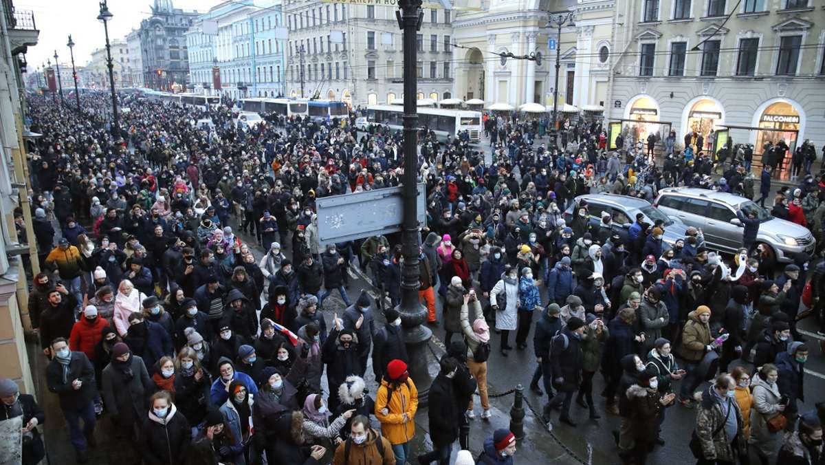  Mehr als 1000 Menschen sind bei Protesten für die Freilassung des Kremlkritikers Alexej Nawalny in Russland festgenommen worden. Nach Angaben von Bürgerrechtlern gab es die meisten davon in Moskau und St. Petersburg. 