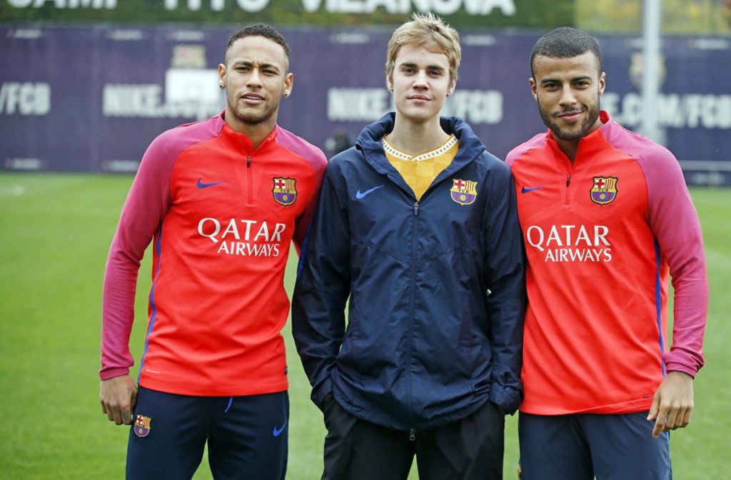 Neymar (links) und Rafinha Alcantar beim Training mit Justin Bieber.