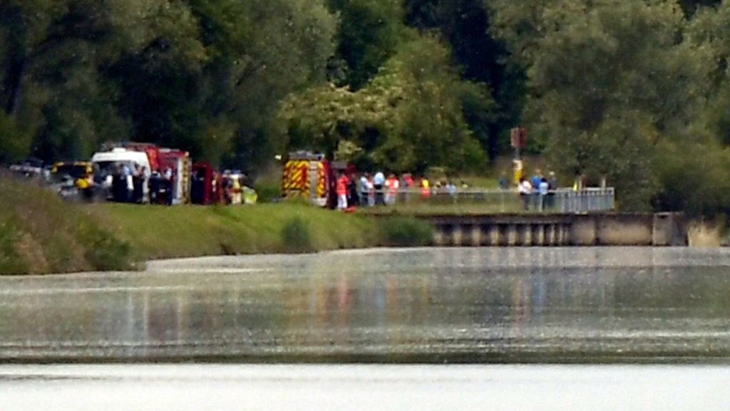  Rettungskräfte haben nach dem Schlauchbootunglück auf dem Rhein mit drei Toten die Suche nach einem vermissten Mädchen fortgesetzt. Auch ein Hubschrauber aus Deutschland ist im Einsatz. 