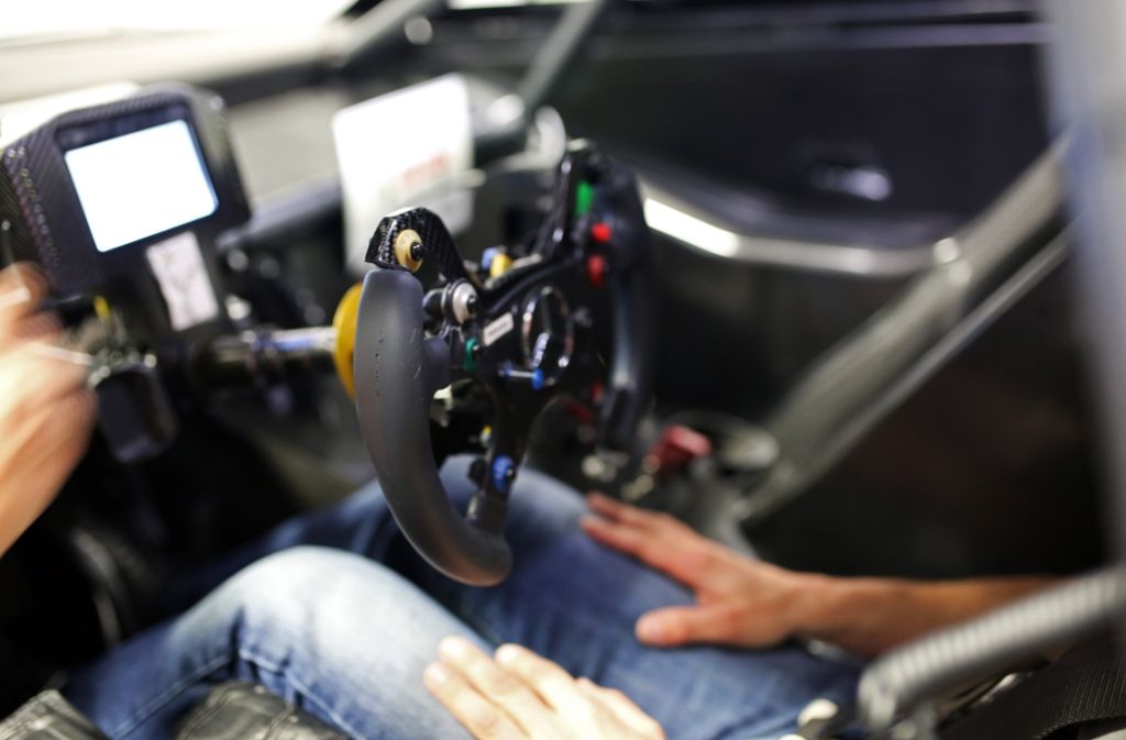 Selbst das Lenkrad des Simulators ist dem eines Rennfahrzeugs nachempfunden und überfordert mit seinen zahlreichen Knöpfen und Schaltern beim ersten Anblick.