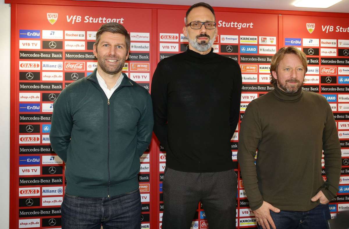 Am 29. Dezember 2019 startet Matarazzo seine Laufbahn als Cheftrainer. Beim VfB Stuttgart unterschreibt er an der Seite von Sportvorstand Thomas Hitzlsperger (li.) und Sportdirektor Sven Mislintat seinen ersten Vertrag.