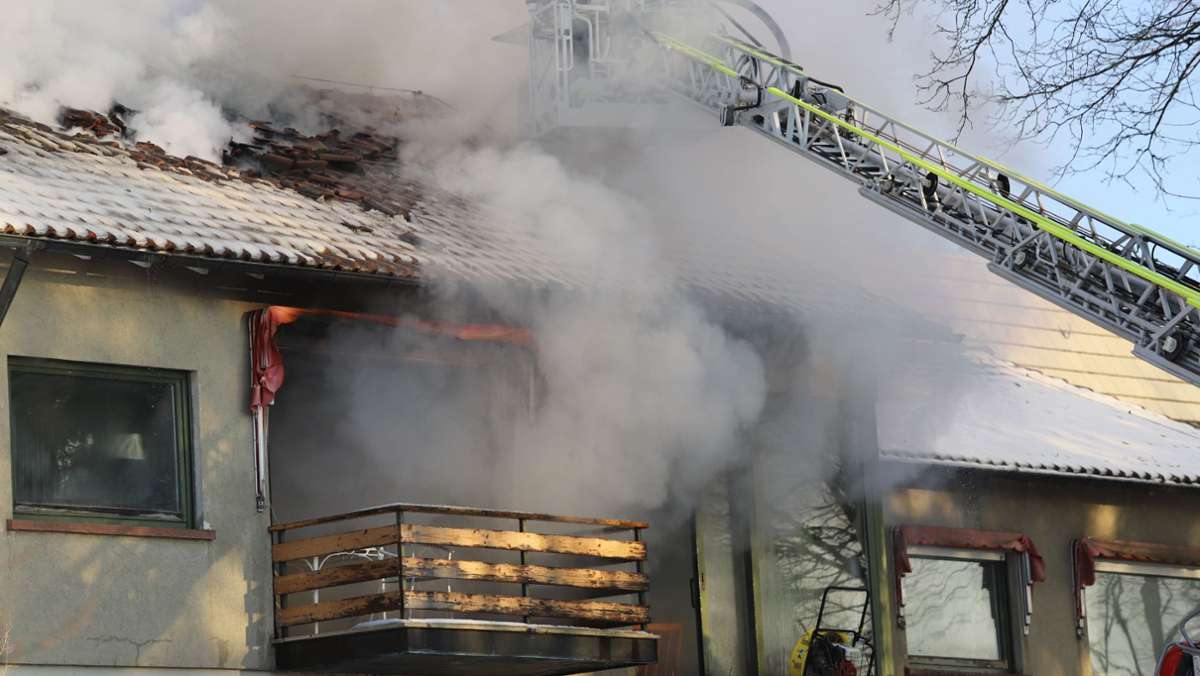  Am Mittwoch ist in einem Wohnhaus in Lenningen-Schopfloch (Kreis Esslingen) ein Feuer ausgebrochen. Die Brandursache ist noch unklar. 