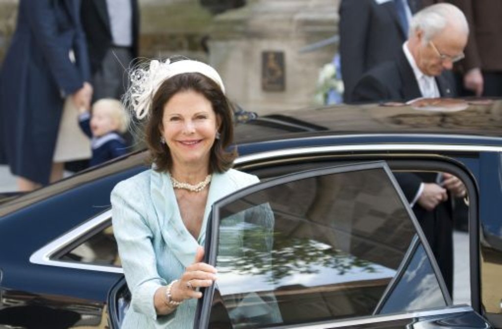 Genauso wie Königin Silvia, der - glaubt man der Regenbogenpresse - die vergangenen Monate schwer zu schaffen gemacht haben: Wochenlang zog sich die schwedische Königin hinter die Mauern von Schloss Drottningholm zurück - offiziell hieß es, Silvia habe sich eine schwere Grippe zugezogen.
