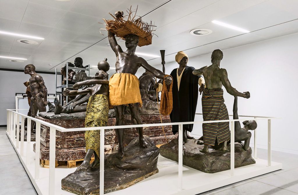 So hat man Afrikaner in der Kolonialzeit gesehen. Um dieses falsche Bild nicht zu reproduzieren, werden die Skulpturen im Afrika-Museum im belgischen Tervuren in einen Nebenraum verbannt, der sich mit der Arroganz Europas befasst.