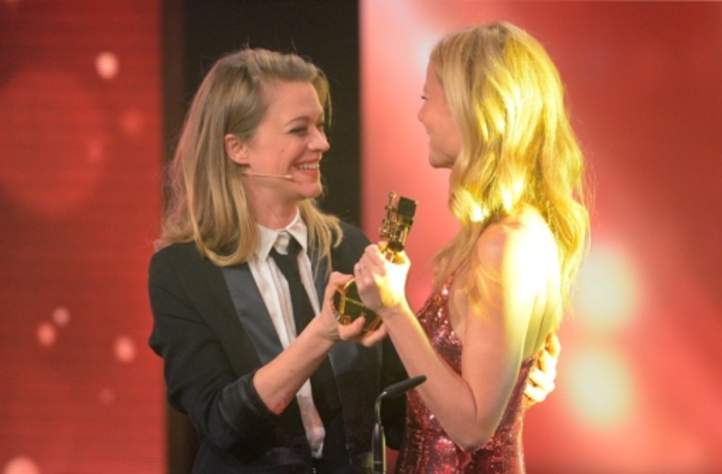 Die Schauspielerin Heike Makatsch (links) gratuliert ihrer Kollegin Gwyneth Paltrow