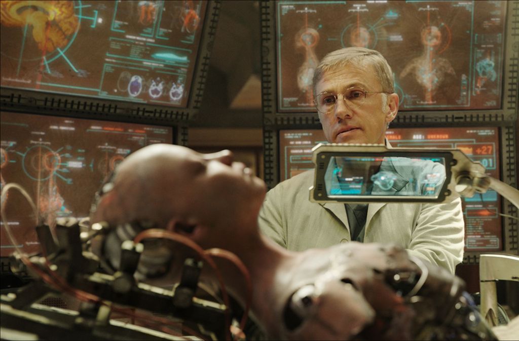 Christoph Waltz spielt den Tüftler das gefallenen Wesen mit einem neuen Maschinenkörper versieht.