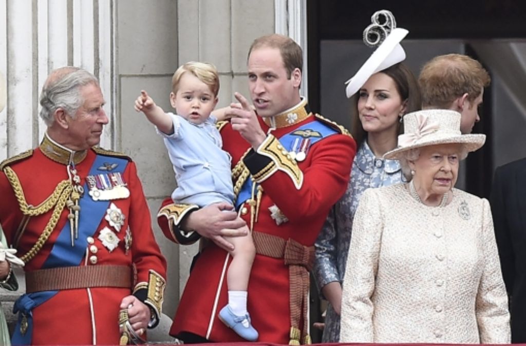 Prinz Charles, der kleine Prinz George auf dem Arm seines Vaters, Prinz William, Herzogin Kate und Queen Elizabeth II.