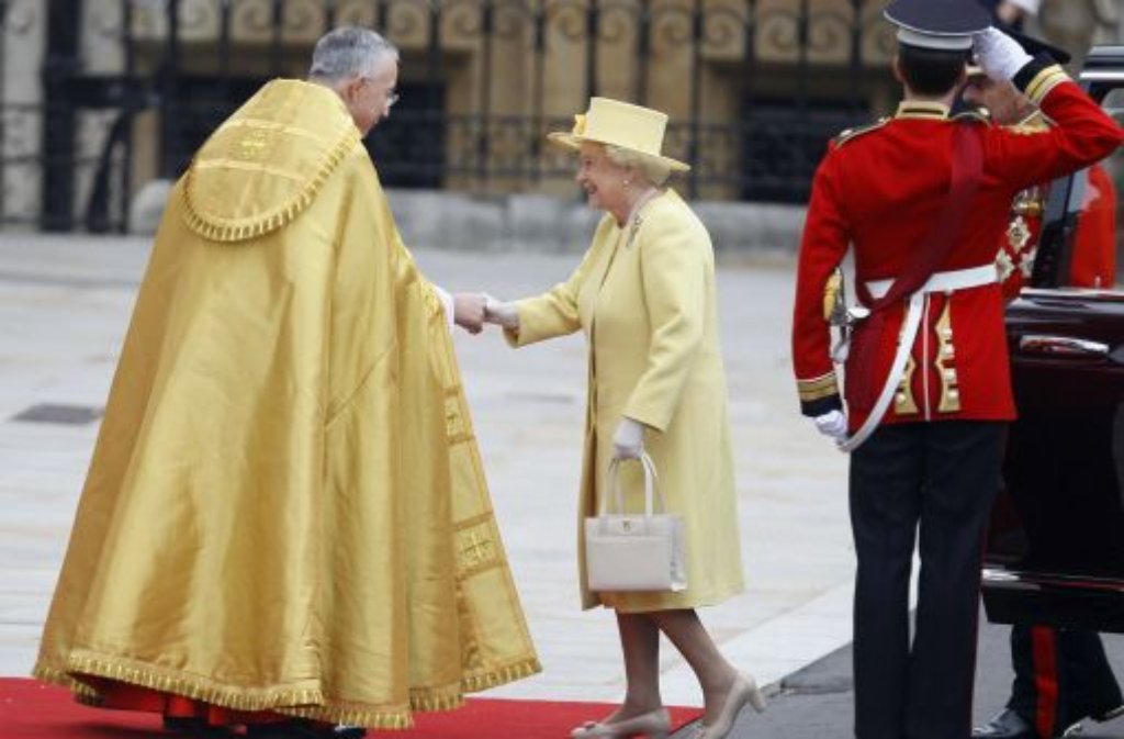Der Dean of Westminster, John Hall, begrüßt die Queen