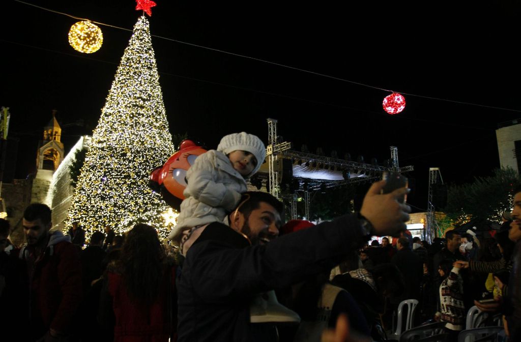 Selfie vor dem Weihnachtsbaum auf dem viel besuchten Mangerplatz in Bethlehem.