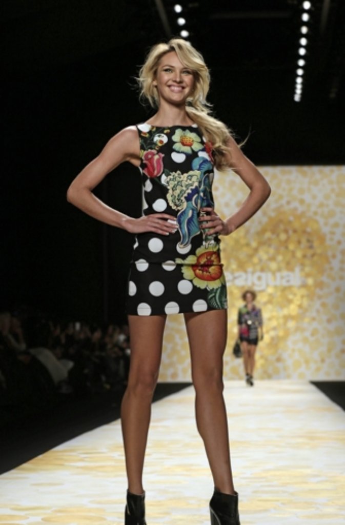 Das südafrikanische Model Candice Swanepoel läuft für das spanische Label Desigual.