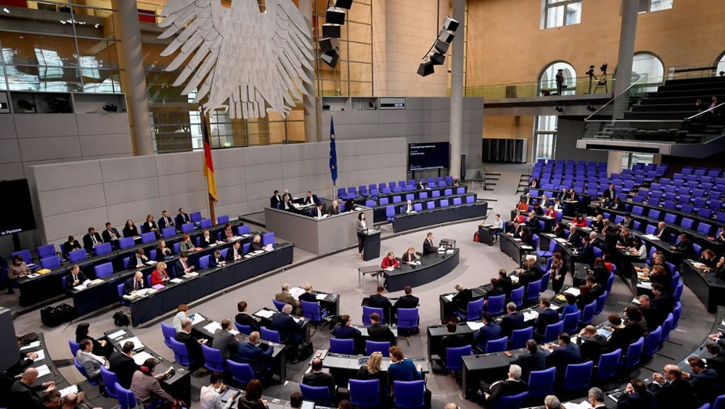  Der Bundestag hat ein Paket mit Neuregelungen zu Asyl, Arbeitsmigration und Abschiebungen beschlossen. Bundesinnenminister Horst Seehofer bezeichnete die sieben Gesetze als „Zäsur in der Migrationspolitik“. 