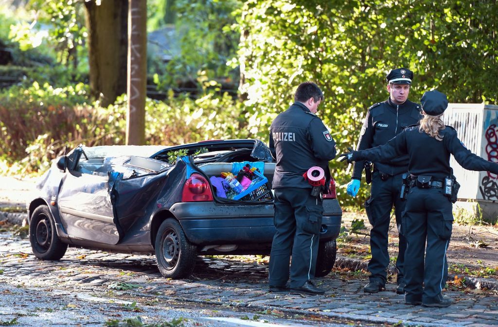 In Hamburg ist eine Frau von einem umstürzenden Baum erschlagen worden.