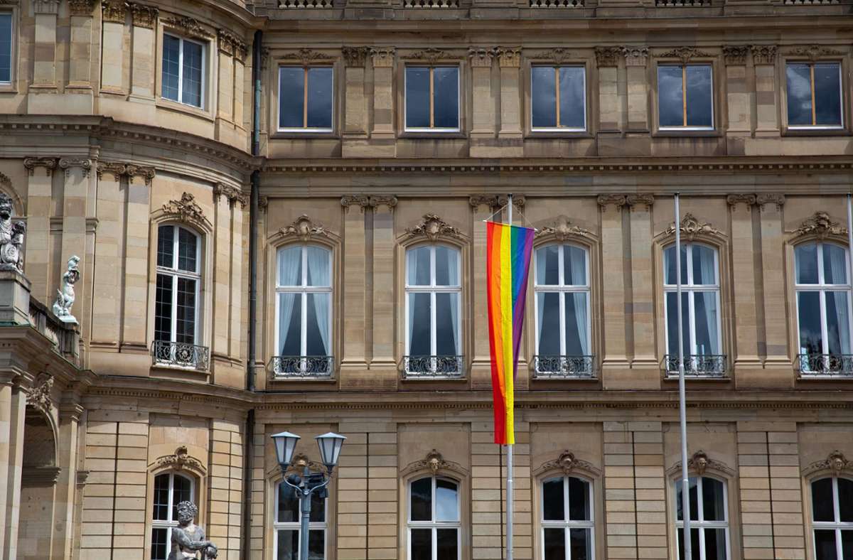 Ministerpräsident Winfried Kretschmann (Grüne) ließ eine Regenbogenfahne am Neuen Schloss hissen – ein Seitenhieb auf OB Frank Nopper (CDU), der dies für das Stuttgarter Rathaus ablehnt. Foto: Lichtgut/Leif Piechowski
