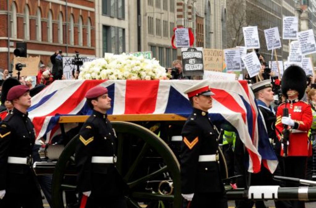 Mit großem Zeremoniell und militärischen Ehren hat Großbritannien seiner früheren Premierministerin die letzte Ehre erwiesen.