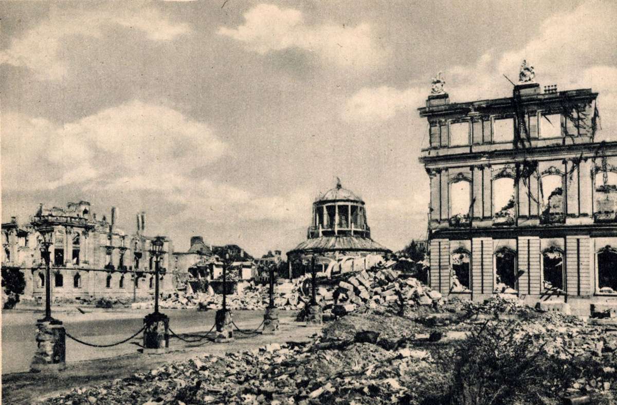 Der zerstörte Rand des Stuttgarter Schlossplatzes.