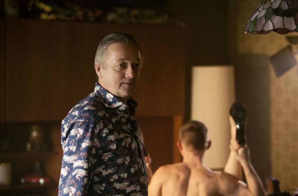 Porno-Produzent Sam Jordan (Markus Hering) kann es nicht fassen, dass die Kommissare ihn während seiner Dreharbeiten stören.