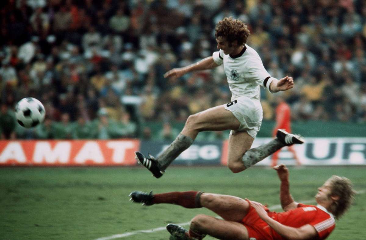 Rainer Bonhof war der erste eingebürgerte Nationalspieler. Von Geburt an Niederländer, nahm Bonhof nach seinem ersten Junioren-Länderspiel für den DFB 1969 die deutsche Staatsbürgerschaft an. Fünf Jahre später wurde Bonhof Weltmeister – ausgerechnet gegen die Niederlande.