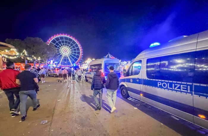 Cannstatter Volksfest: Reinigungskraft kassiert  illegal für Toilettennutzung – Festnahme