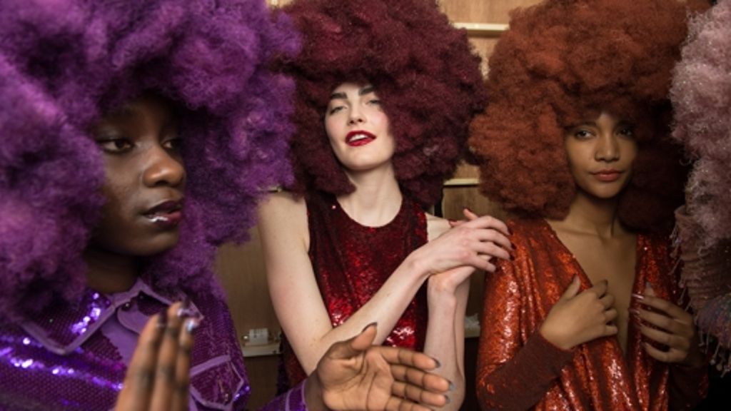 London Fashion Week: Mit Riesen-Perücken über den Laufsteg