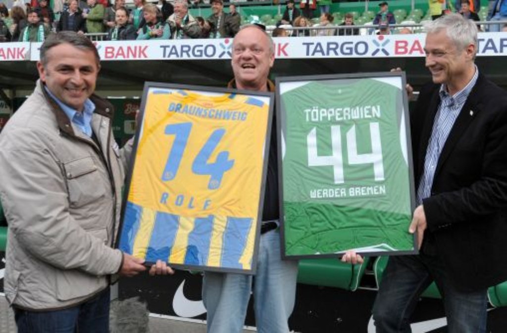 Für welchen Verein begeistert sich der Sportreporter Rolf Töpperwien (Mitte)? Für Werder Bremen oder Eintracht Braunschweig? Das Foto verrät es: Zwei Fußballherzen schlagen in der Brust des 62-Jährigen, obwohl er nur bei ...
