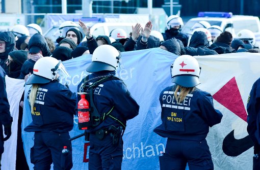 Bei den Demonstrationen rund um den AfD-Parteitag in Stuttgart steigt die Zahl der Festgenommenen.  Foto: 7aktuell