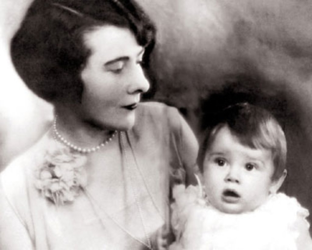 Behütet wächst Audrey unter den wachsamen Augen ihrer Kindermädchen im Schloss Huis Doorn auf – einem Märchenschloss mit Burggraben. Das Foto zeigt Mutter Ella mit der acht Monate alten Audrey im Jahr 1930.