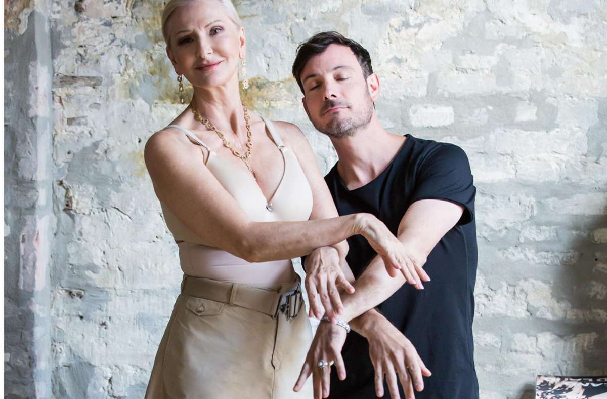 Entertainerin Désirée Nick und Ballett-Choreograf Eric Gauthier beim „Aufwärmen“ für das Fotoshooting in Berlin.
