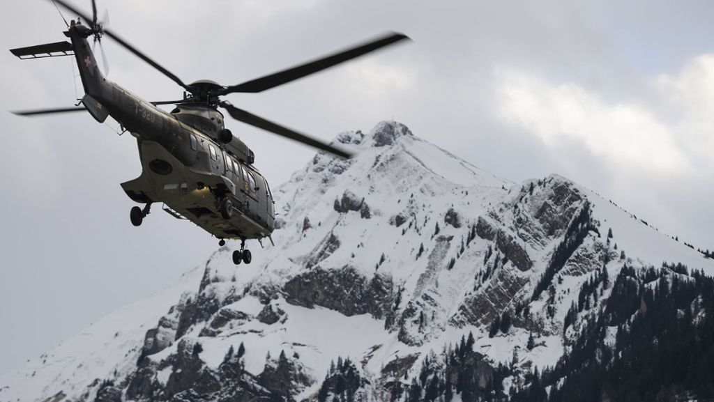  Nach einem Zusammenprall mit einem anderen Skifahrer auf einer Piste in der Schweiz ist ein vierjähriges Mädchen am Freitagabend im Krankenhaus gestorben. 