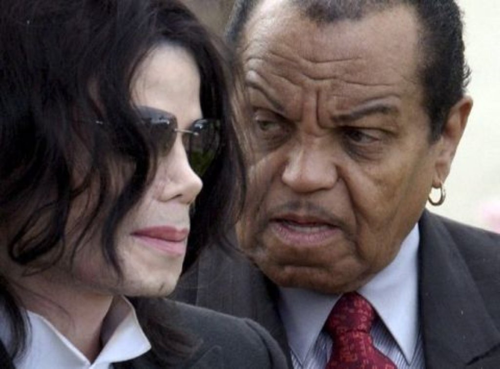 Während der bitteren Stunden vor Gericht hält Michaels Familie zu ihm. Nicht zuletzt seine Millionenerfolge verhalfen der Familie um das strenge Oberhaupt Joe Jackson (Foto) aus ärmlichen Verhältnissen zu Ruhm und Ansehen.