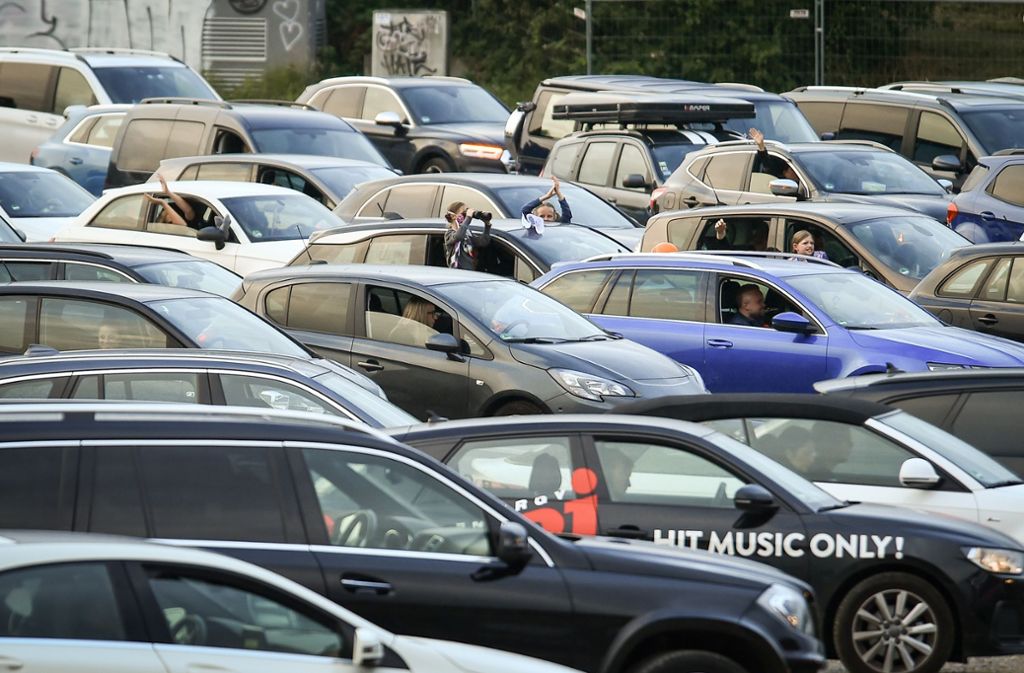 Gut 600 Autos kamen zum ersten Autokonzert auf dem Kulturrwasen.