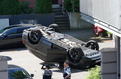 Der Bentley  liegt auf dem Dach an der Unfallstelle in der Rotenwaldstraße. Foto: privat