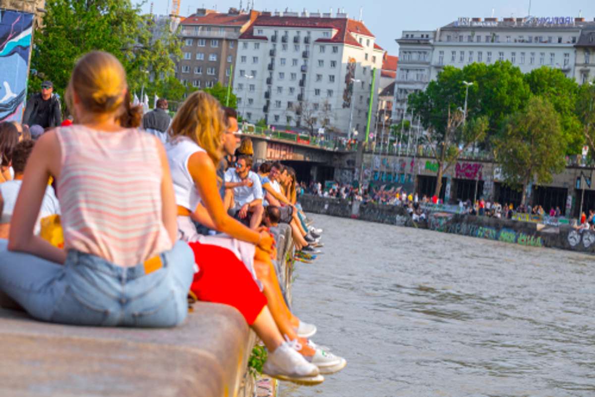 Einheimische und Touristen genießen gleichermaßen die urban-lässige Atmosphäre am Donaukanal.