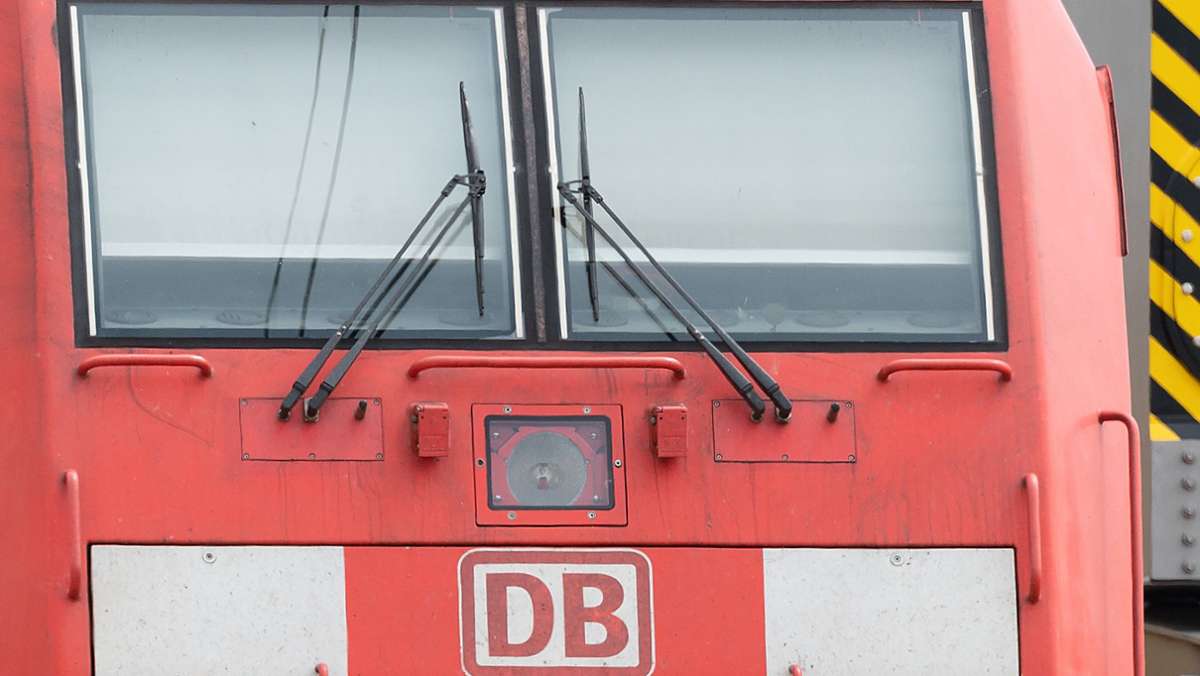  Auch die Deutsche Bahn hat in Baden-Württemberg mit den Wassermassen zu kämpfen. So musste ein Schienenabschnitt nahe Bad Krozingen für drei Stunden gesperrt werden. 