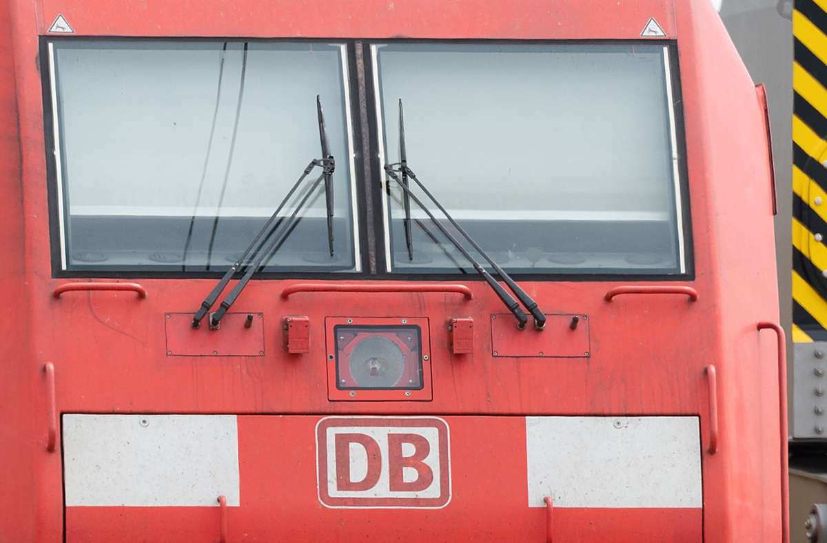 Auch der Zugverkehr in Baden-Württemberg wurde von dem Unwetter am Mittwochabend beeinträchtigt. (Symbolbild) Foto: dpa/Julian Stratenschulte