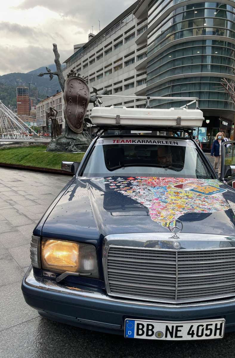 Parken verboten: Kurzer Halt vor einer Dali-Skulptur in Andorra.