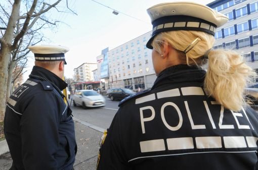 Im Falle eines Raubes in Stuttgart-Mitte hat die Polizei am Donnerstag zwei Verdächtige festgenommen. Foto: dpa/Symbolbild
