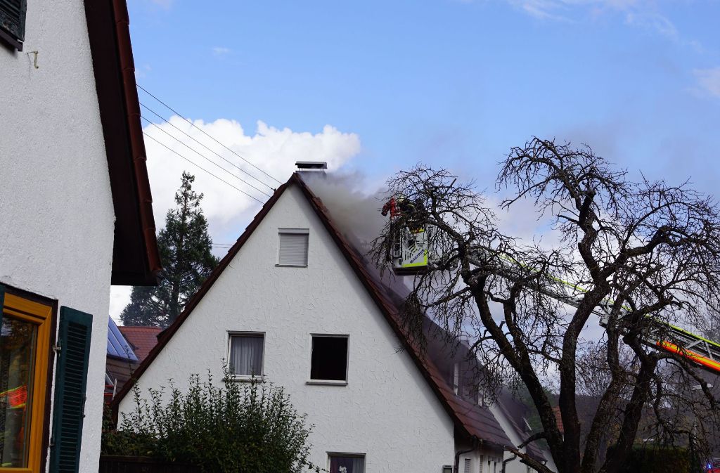 Die Polizei in Kirchheim hat die weiteren Ermittlungen zur Brandursache aufgenommen. Die Löscharbeiten dauerten zum Nachmittag an. Durch das Feuer fiel in anliegenden Straßen zeitweise der Strom aus.