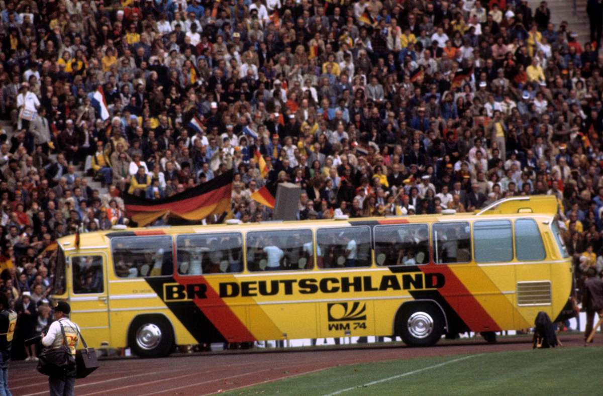 Als es in den Fußballstadien noch Laufbahnen für die Leichtathletik gab: der WM-Bus fährt an den Fans vorbei.