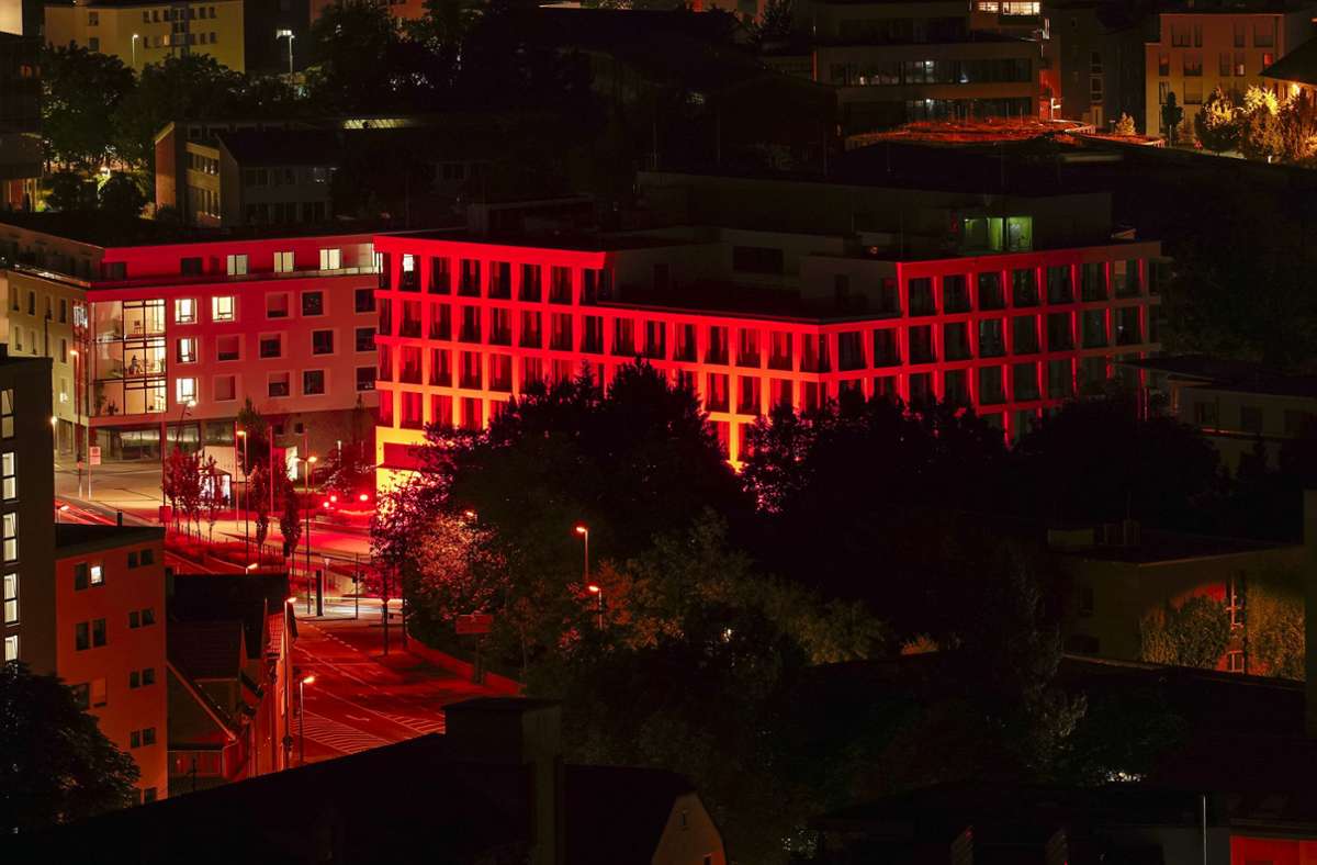 Rot angeleuchtet, sticht das Leonberger Rathaus in der Innenstadt am Dienstagabend bei der „Night of Light“ hervor.