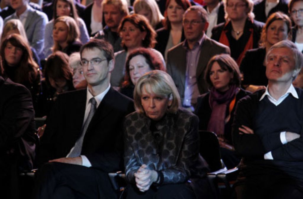 ...nur noch das entsetzte Publikum zu sehen, vorne Nordrhein-Westfalens Ministerpräsidentin Hannelore Kraft (Mitte).