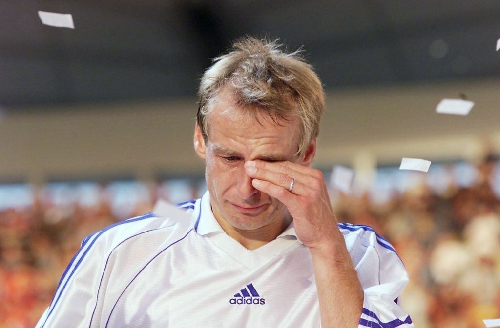 1998 bestritt Klinsmann sein letztes Spiel für die deutsche Nationalmannschaft - bei der WM in Frankreich gegen Kroatien. Der Stürmer absolvierte 108 Spiele für Deutschland und erzielte 47 Tore, was ihm gemeinsam mit Rudi Völler Platz vier in der ewigen Torschützenliste des Deutschen Fußball-Bundes (DFB) einbrachte. Nachdem ihm der DFB ein offizielles Abschiedsspiel verweigert hatte, organisierte er es kurzerhand am 24. Mai 1999 in Stuttgart selber, wo ein All Star Team des VfB gegen eine Weltauswahl antrat. Es flossen auch Tränen.