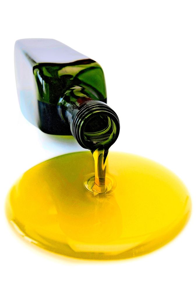 Etwa ein Viertel aller Olivenöle im Handel sei gefälscht, heißt es vom Bundesamt für Verbraucherschutz und Lebensmittelsicherheit. Das heißt: Billigeres Pflanzenöl, das gefärbt wurde. Oder eine falsche Deklarierung als „nativ“ für ein mangelhaftes Produkt. Oder eine fehlende oder falsche Herkunftsangabe auf dem Etikett, beispielsweise wenn Öle aus verschiedenen Ländern vermischt werden.