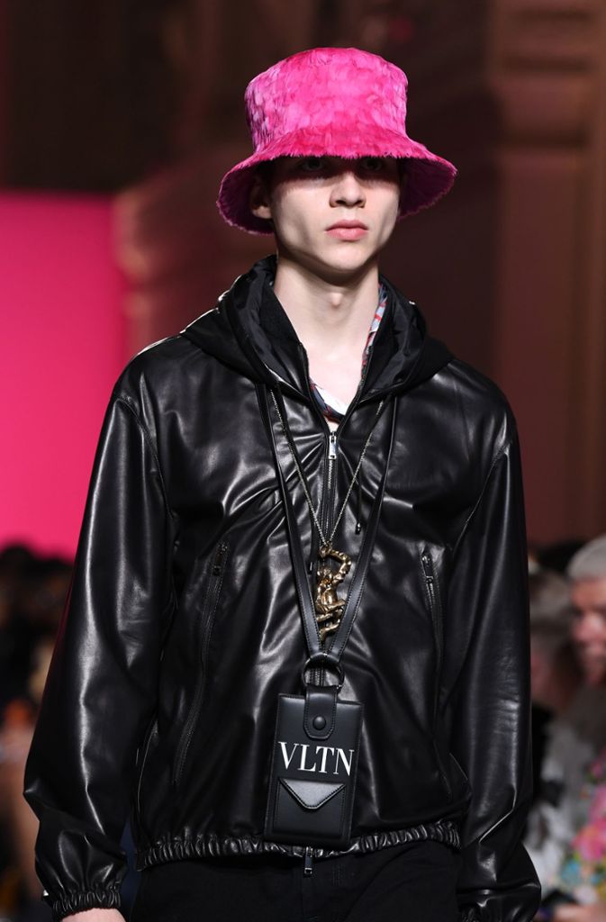 Der italienische Modedesigner Valentino sieht Mann im kommenden Frühjahr in lässigen Jacken und ausgefallenen Fischerhüten.