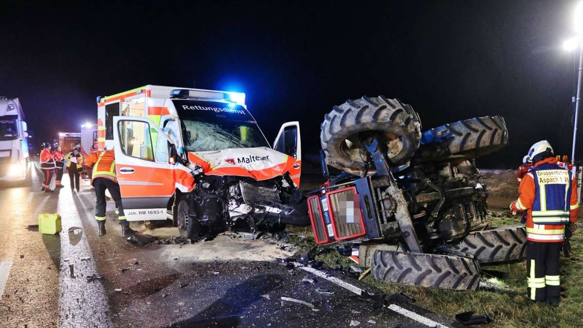 Unfall bei Aspach: Rettungswagen im Einsatz kollidiert mit Traktor – fünf Verletzte
