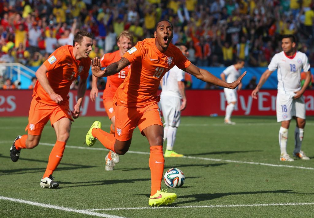 Die Niederlande besiegen Chile mit 2:0. Leroy Fer versenkte das Leder zum 1:0 im Netz.